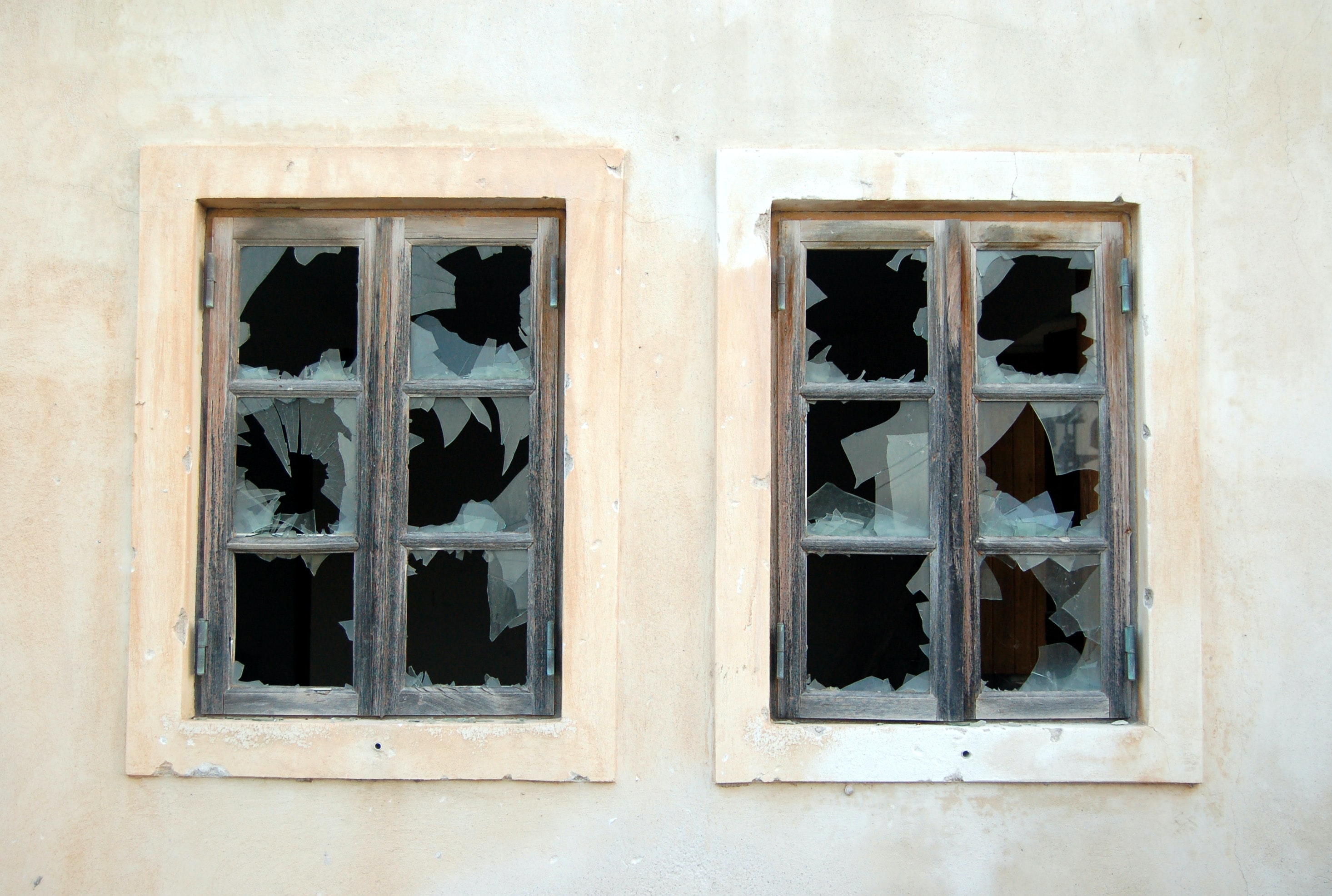 Egy épület betört ablakainak képe